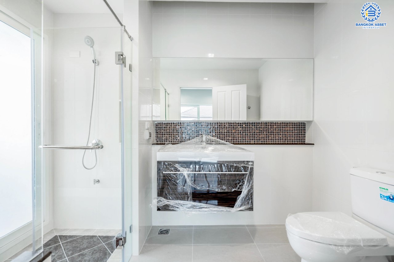 บ้านมือสองตกแต่งใหม่ ดีไซน์ Classic แบรนด์ AP ม.เดอะเซนโทร รัตนาธิเบศร์-ราชพฤกษ์  เนื้อที่ 50.8 ตร.ว. ฟังก์ชันจัดเต็ม 3 ห้องนอน 3 ห้องน้ำ จอดรถได้ 2 คัน บนทำเลศักยภาพ เชื่อมต่อหลายเส้นทางทั้ง ถ.ราชพฤกษ์ ,ถ.รัตนาธิเบศร์ และถ.กาญจนาภิเษก และเพียง 5 นาทีถึงรถไฟฟ้า "สถานีบางพลู"...